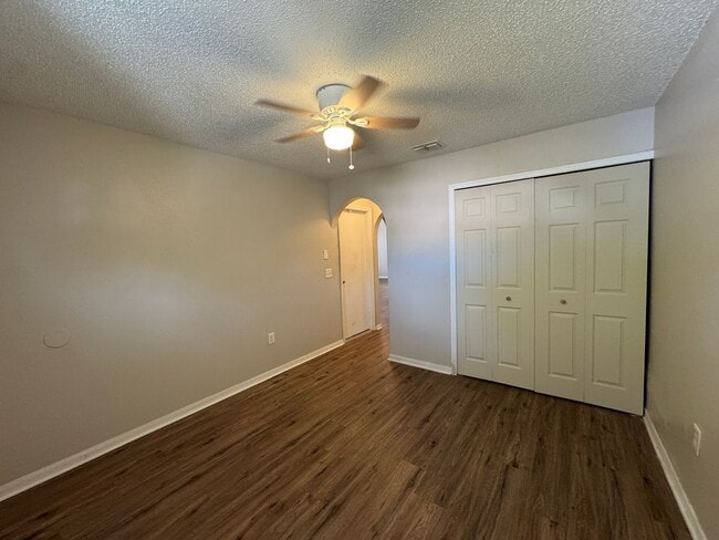 Building Photo - Spacious 4-Bedroom Home with 3 Full Baths in Whispering Trails – Pet Friendly!
