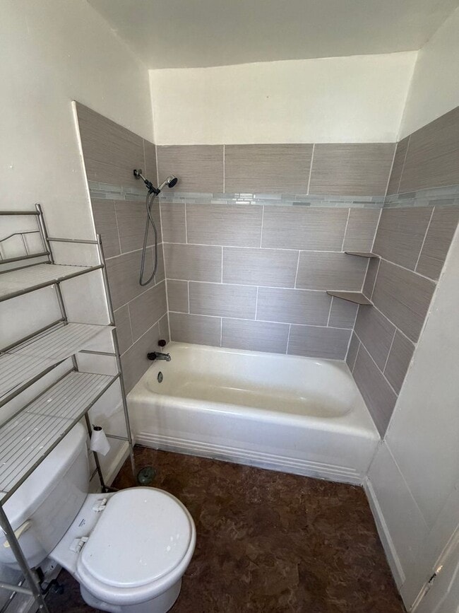 Building Photo - Cute Two Bedroom Apartment in Highland