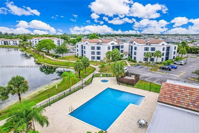 Building Photo - 210 Lake Pointe Dr