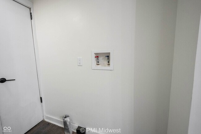 Building Photo - 426 N Bradley Ave