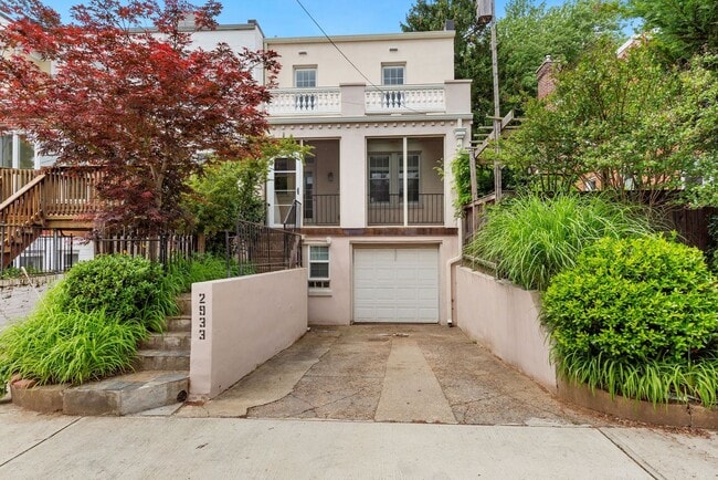 Building Photo - Available Now! 4 Bedroom  3.5  Bathroom Townhouse //Woodley Park// Garage, Driveway & 3 Levels of...