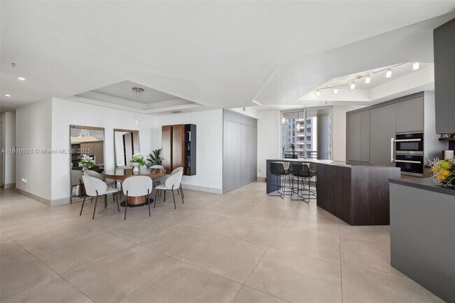 Building Photo - 808 Brickell Key Dr