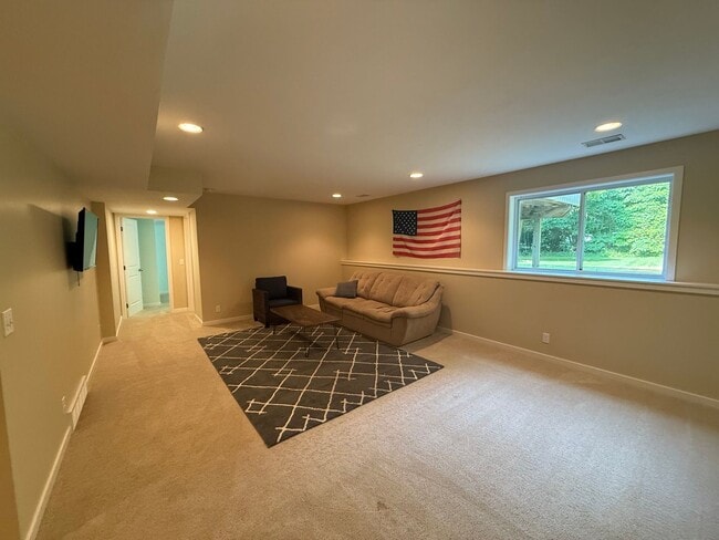 Building Photo - Welcome Home –  Beautiful 5 Bed/4 bath in ...
