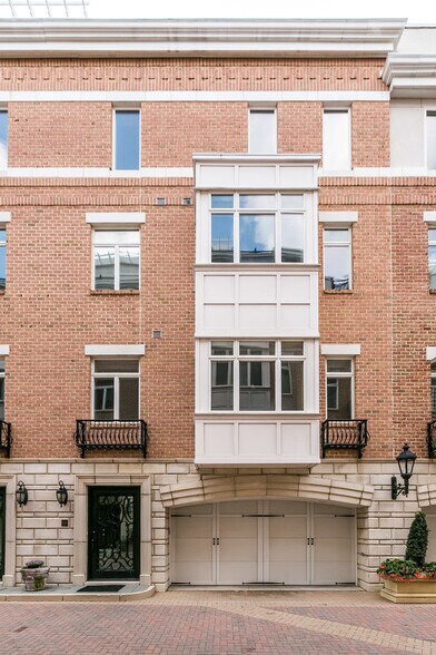 Building Photo - 639 Ponte Villas S