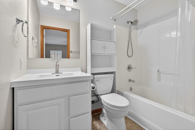 Building Photo - 3 Bedroom 3.5 bath