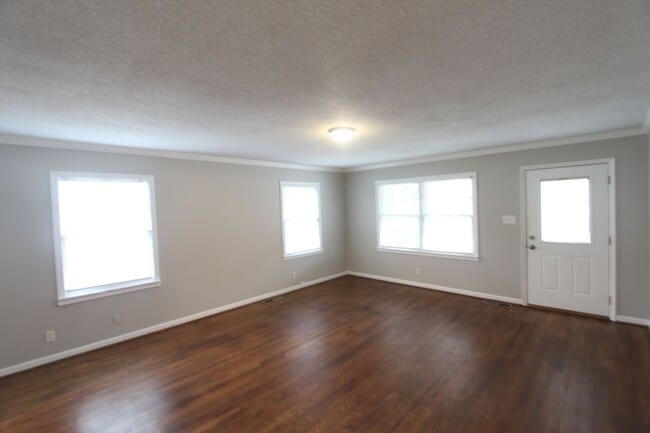 Building Photo - 3 Bedroom, 1.5 Bath! New on the Market and Newly Renovated! Better Hurry!!