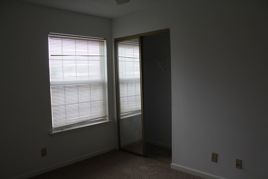 Building Photo - 2225 Huntingdon Dr