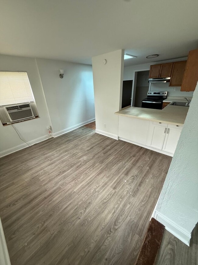 Building Photo - 325 Mayo St