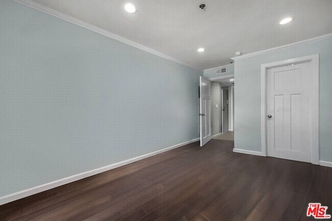 Building Photo - 501 Palisades Dr