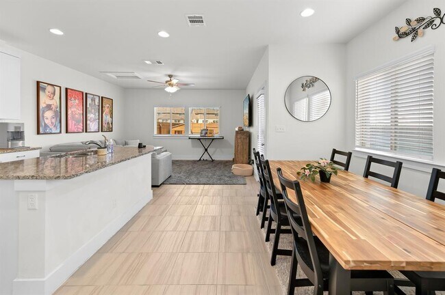 Building Photo - 512 White Steppe Way
