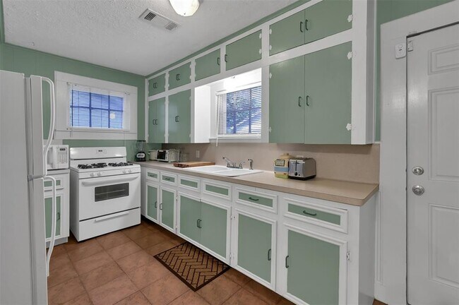 Building Photo - 1004 Mccall Ave