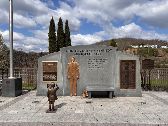 Building Photo - 2 Bedroom/2.5 Bath Townhome located in a Gated Community with a Water Front View! Available on 8/...