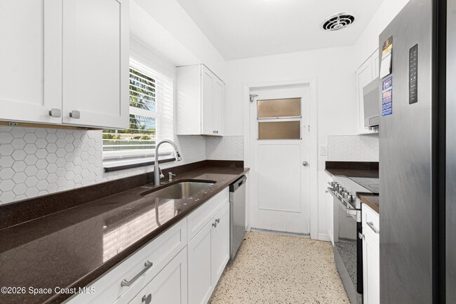 Building Photo - 407 Bunker St