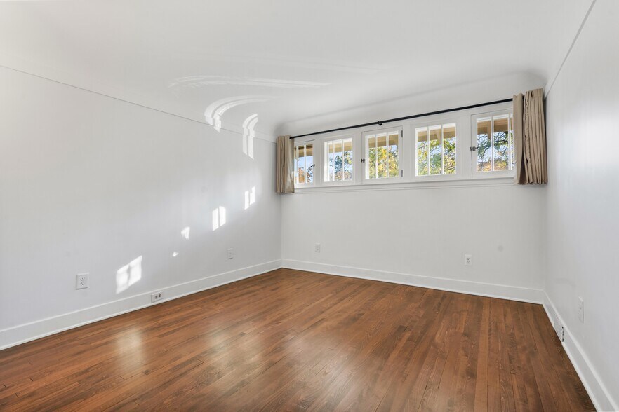 Building Photo - 127 Trowbridge St NE