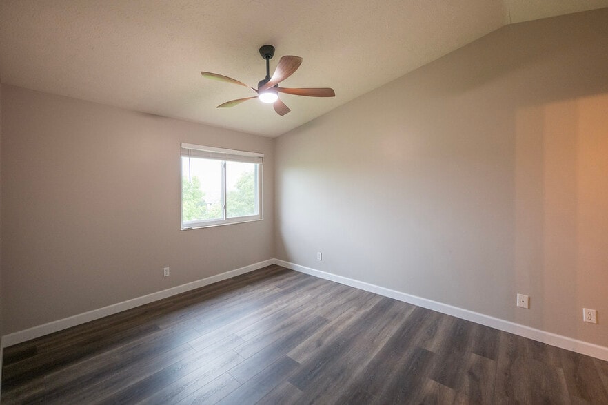 Main Bedroom with Vaulted Ceiling & New Ceiling Fan - 8892 Eagleview Dr