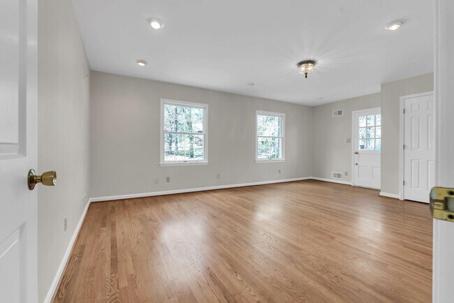 Building Photo - 8616 Chateau Dr