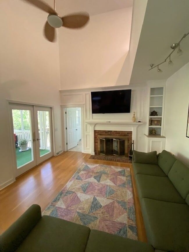 Building Photo - Welcome to this stunning fully furnished 4...