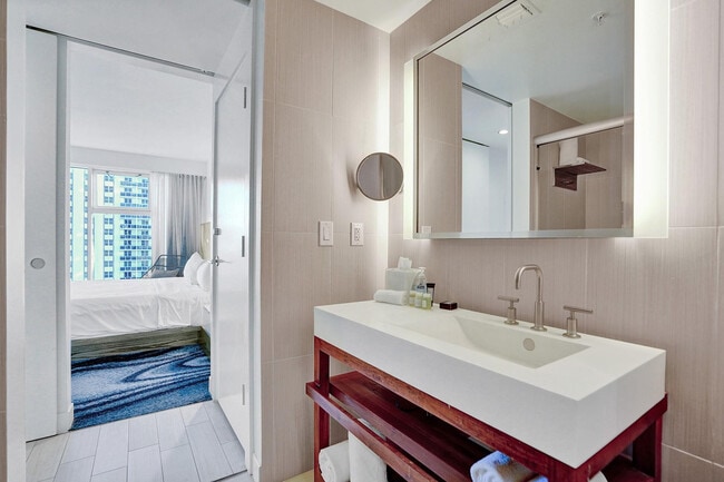 Building Photo - 3101 Bayshore Dr