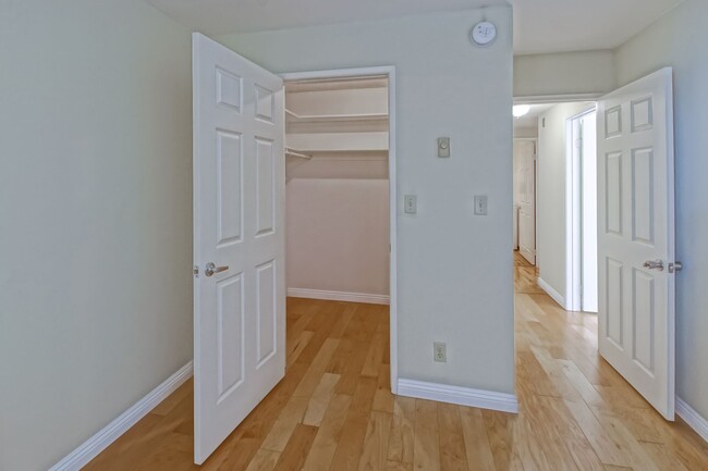 Building Photo - Bright & Airy, 2nd Floor, Corner Unit Cond...