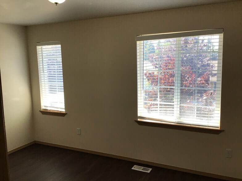 Building Photo - 19403 Valley View Dr