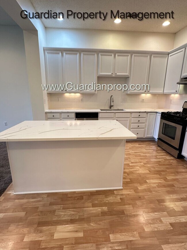 Building Photo - St Louis Park Town Home, Updated Kitchen, 2 Car Heated Garage, Walk Out Patio, Fireplace, W/D.