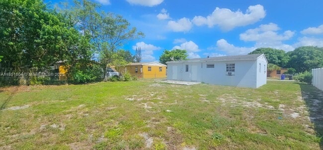 Building Photo - 2332 NW 14th Ct
