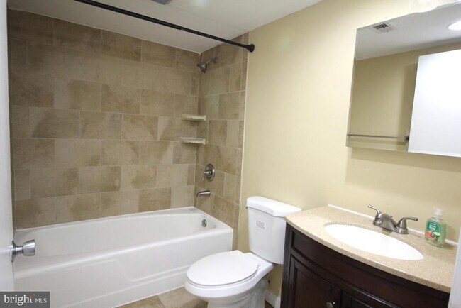 Building Photo - 3121 Sayre Dr