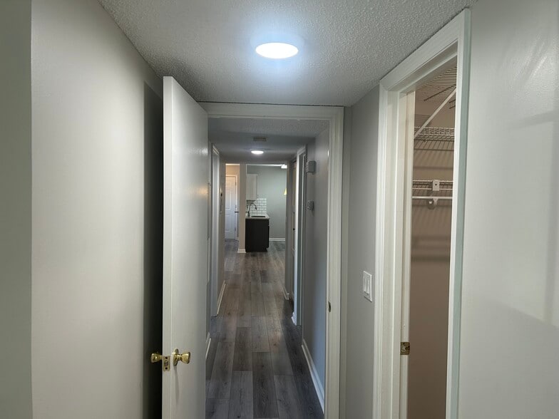 Building Photo - 8960 Duckview Dr