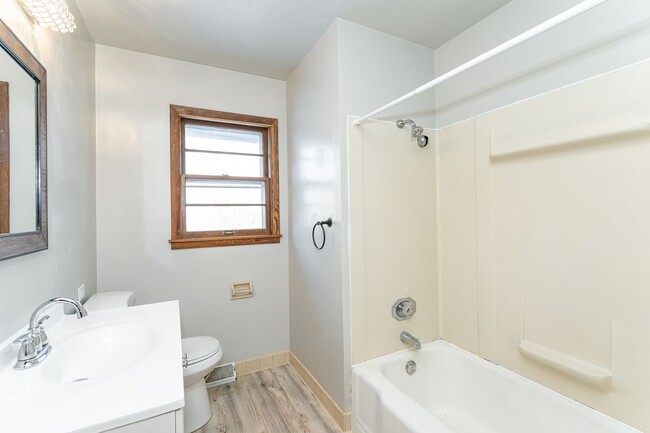 Building Photo - Updated 5 Bed, 2 Bath Home Near Churchill Elementary Available Now