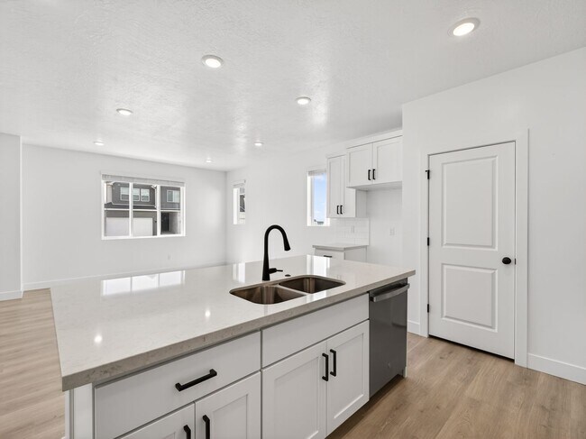 Building Photo - 3 Bed / 3.5 Bath Townhome in Mapleton – Modern, Spacious & Well-Located