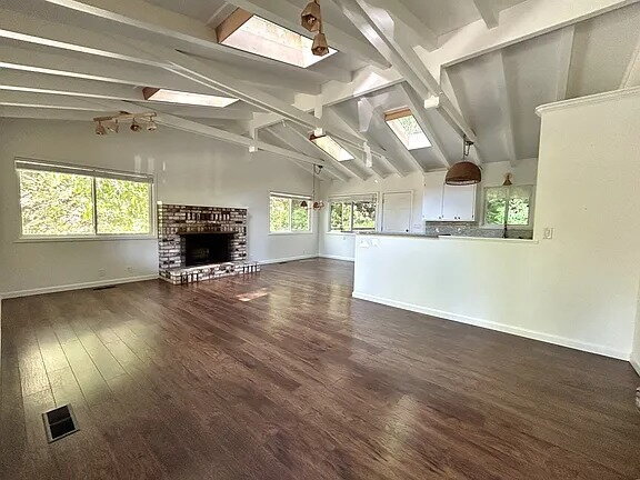 Building Photo - Charming upstairs Guerneville duplex. This home is close to town and has river access