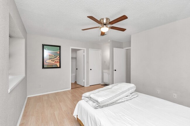 Building Photo - 5837 W Sunforest Dr