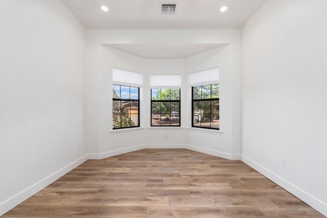 Building Photo - 908 S Manzanita Dr