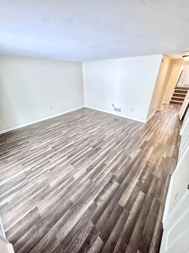 Building Photo - THREE BEDROOM TOWNHOUSE