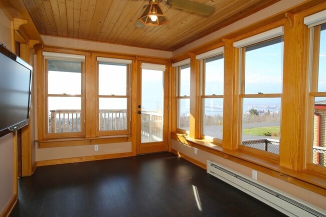 Building Photo - AVAILABLE AUG 19th - 4 BEDROOM 3 BATHROOM - GORGEOUS LAKE VIEWS