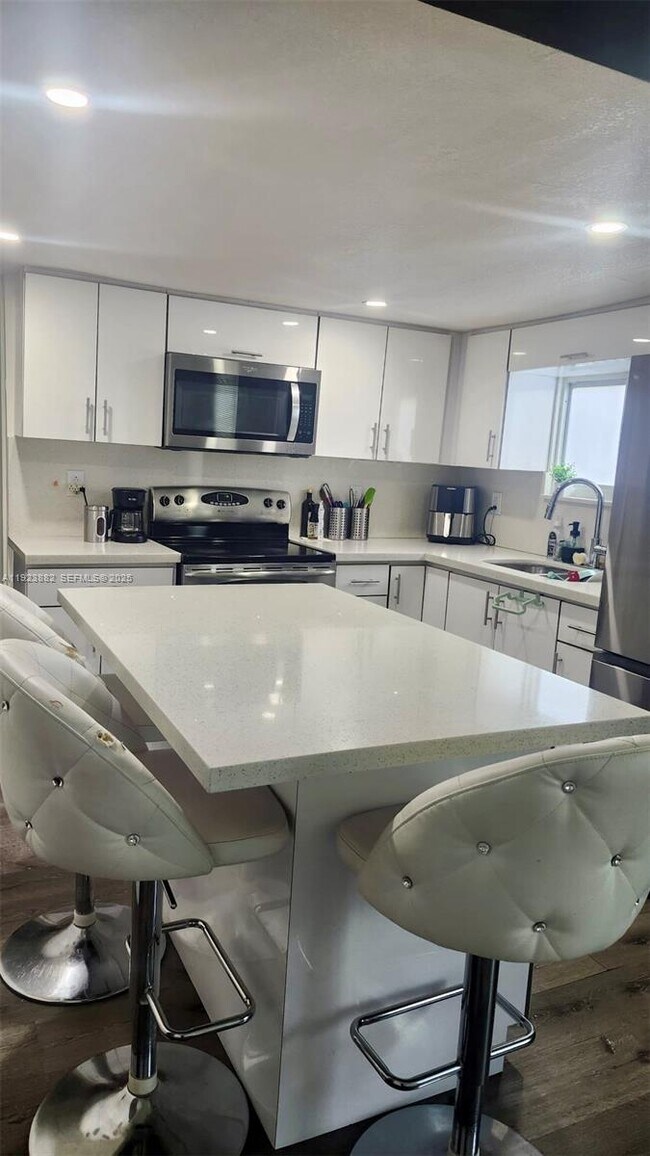 Building Photo - 14 Cedar St