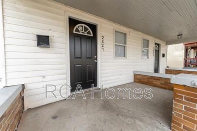 Building Photo - 2427 N Kenwood Ave