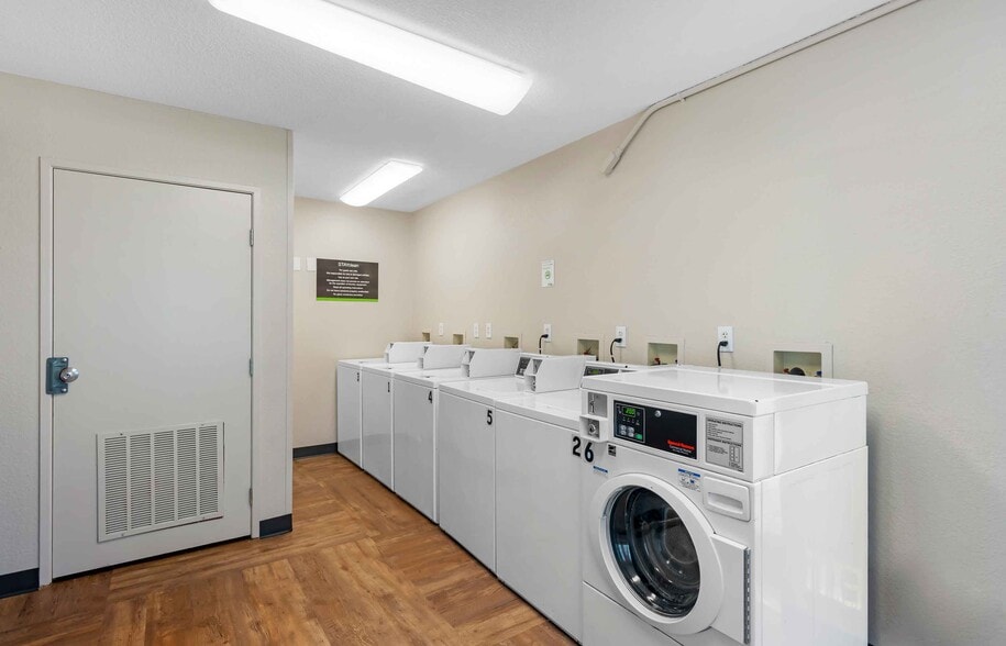 Building Photo - Furnished Studio-Miami - Airport - Blue Lagoon