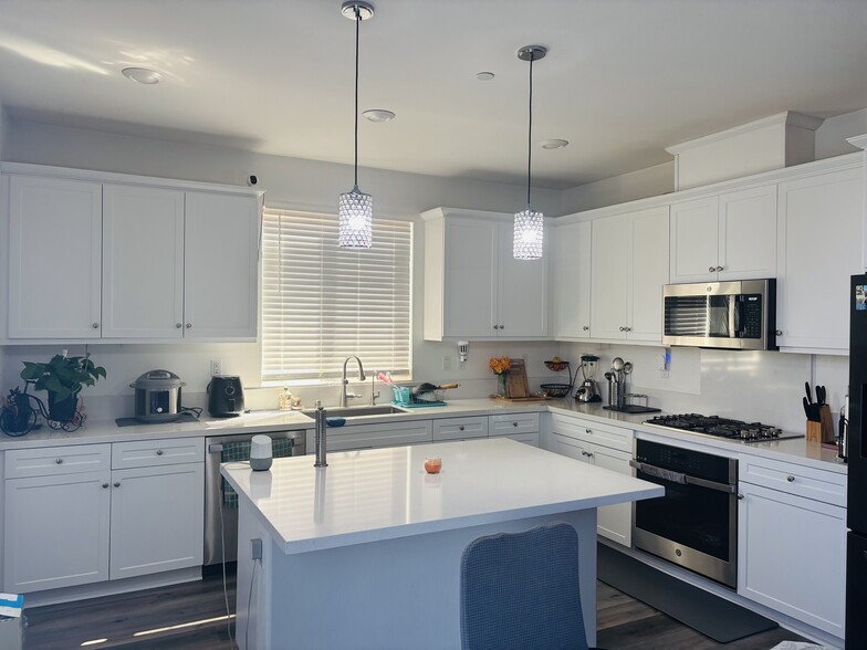 Building Photo - 36434 Flint Dr