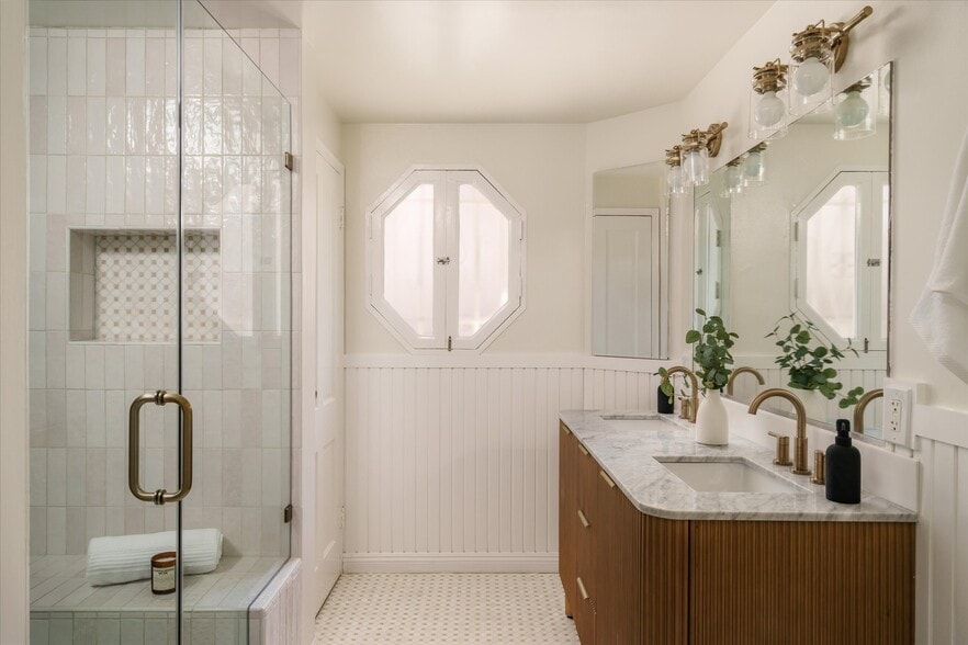 Large bathroom - 215 S Poinsettia Pl