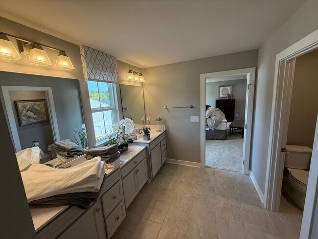 Building Photo - Never lived in Model Homes