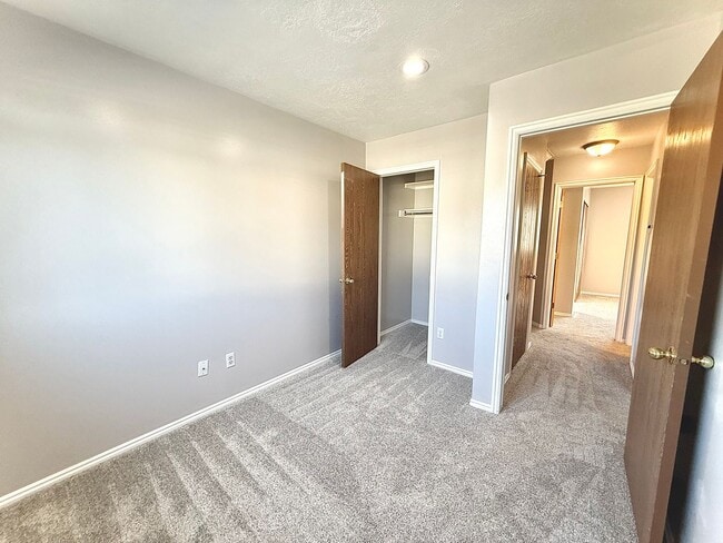 Building Photo - 3 Bedroom Townhome Available March 1