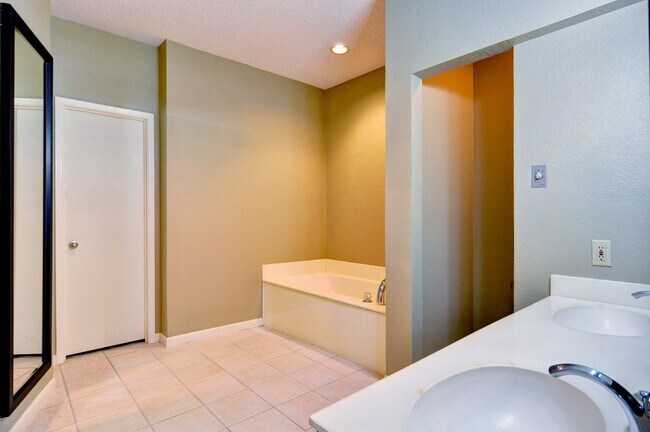 Building Photo - 3 Bedroom Home - Ridglea Country Club Estates