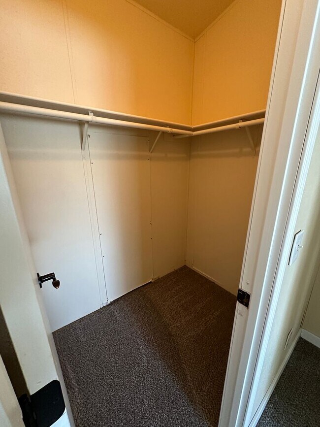 Building Photo - 3 Bedroom 2 Bath Home Available Now