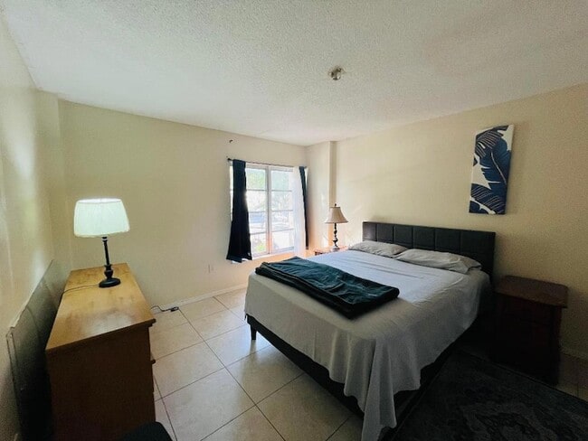 Building Photo - 4160 Inverrary Dr