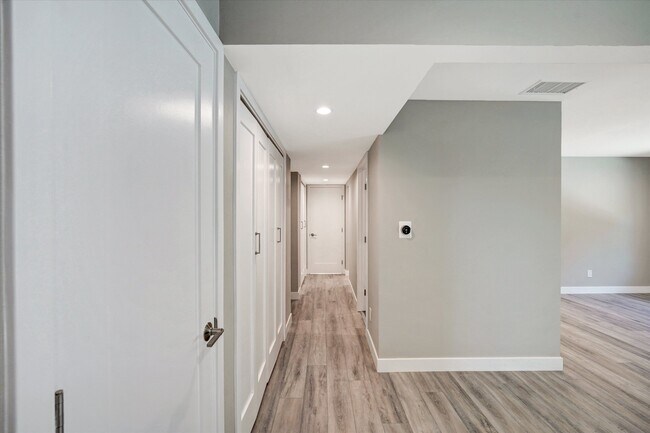 Building Photo - 5346 Tyrone Ave