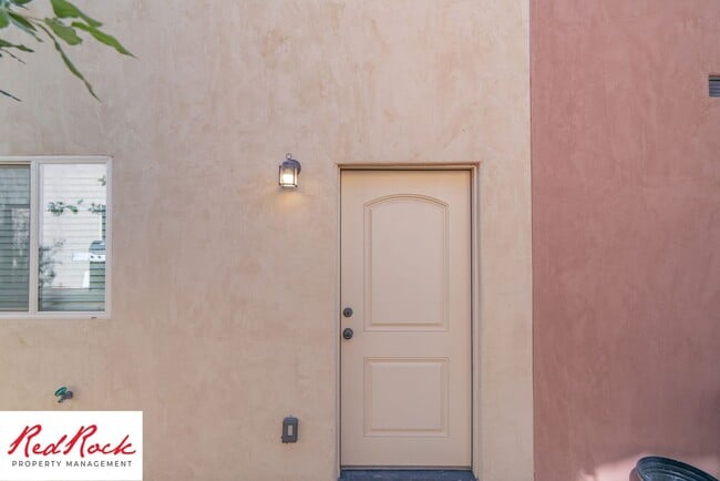 Building Photo - Conveniently located 3 Bedroom Townhome