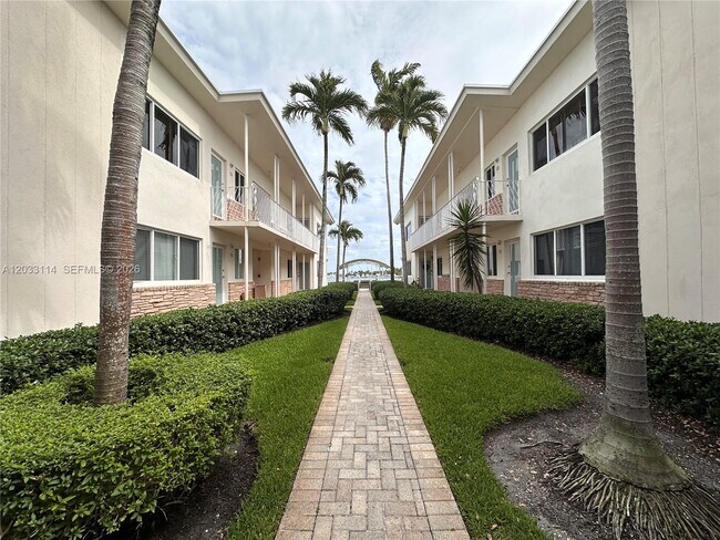 Building Photo - 1100 Venetian Way