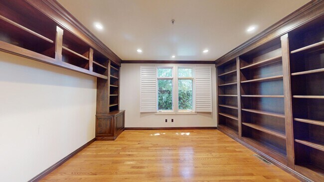 Building Photo - Spacious 4-bedroom 4.5 bath Home in a Gated Complex