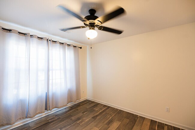 Building Photo - Beautifully updated 2-bedroom 2-bathroom + LOFT/OFFICE townhome in NW Greensboro.